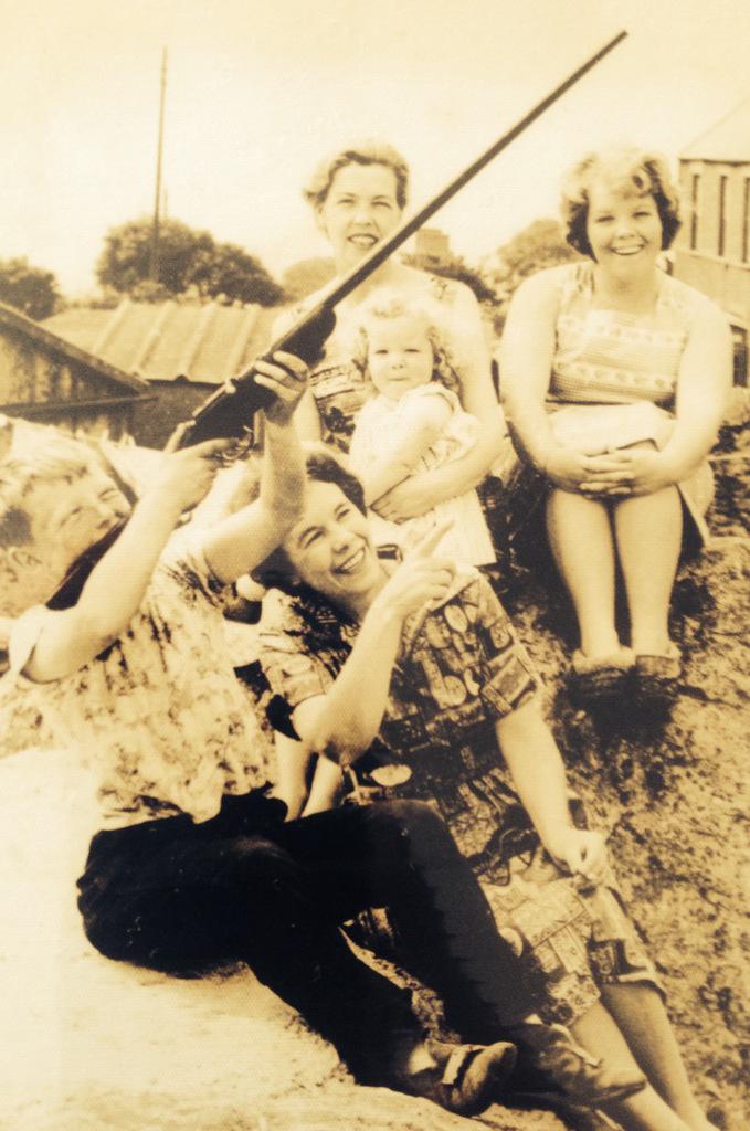 Tir_a_Mor's tweet photo. Yr hen ddyn gyda'i ddryll 410 - The old man with his Webley Scott 410. #webleyscott #shotgun http://t.co/aR4OXFnHaG
