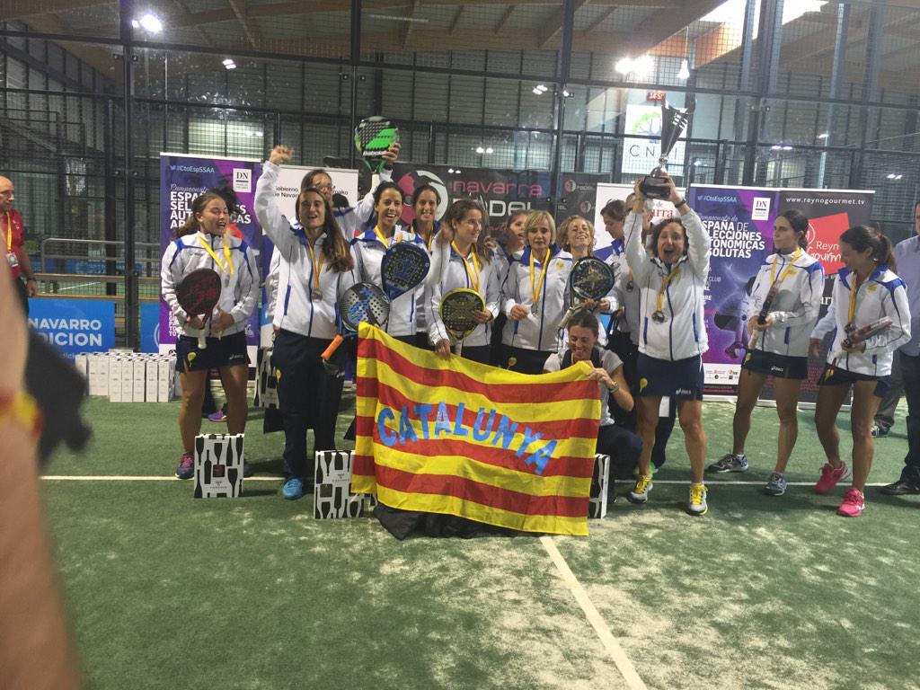 AdelinaFalladaP's tweet photo. @asanchezfallada @FCatalanaPadel @MarceFerrari81 @luciasainzp felicitats pel #CtoEspSSAA sou unes cracks👏👏💪💪😜 http://t.co/ePeVARw0zw