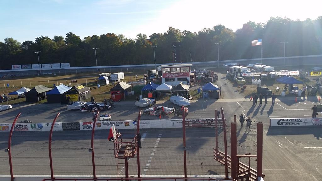 CRAracing's tweet photo. #RaceDay #Winchester400 #ARCACRA @FastestHalfMile Terry Fisher Jr. @ @CBellRacing21 lead 38-car field to Green-2p http://t.co/UIeOMhK4hw
