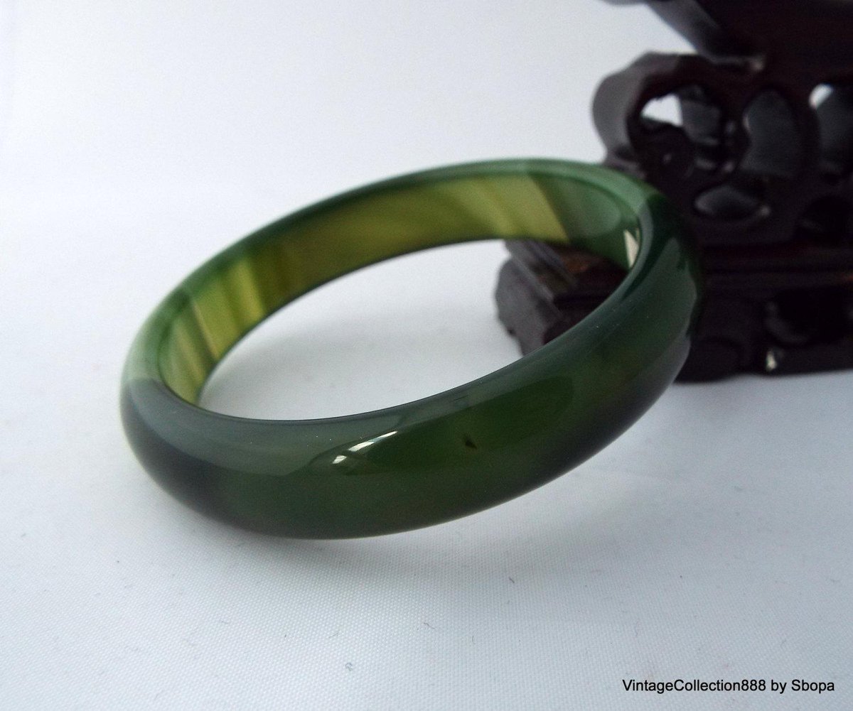 NunukiShop's tweet photo. Bangle of natural Agate stone carved in green and yellow. 59mm https://t.co/6R1yRqtLBO #Etsy #GreenBangle http://t.co/AweBe01SEA