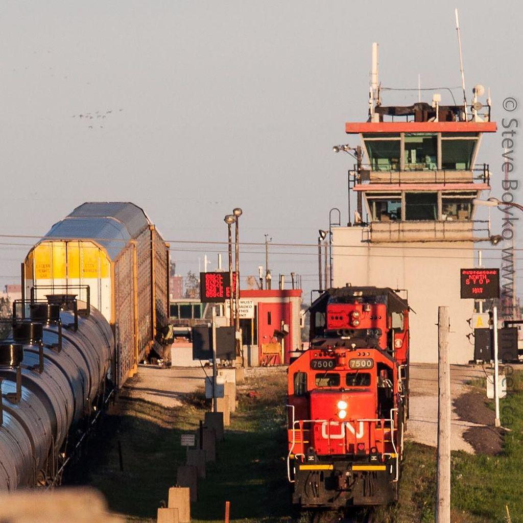 stevetraingeek's tweet photo. Over the hump at Symington Yard in Winnipeg.
#rsa_theyards #daily_crossing #train_chasers … http://t.co/PZL7pCK81P http://t.co/xmF00atetf
