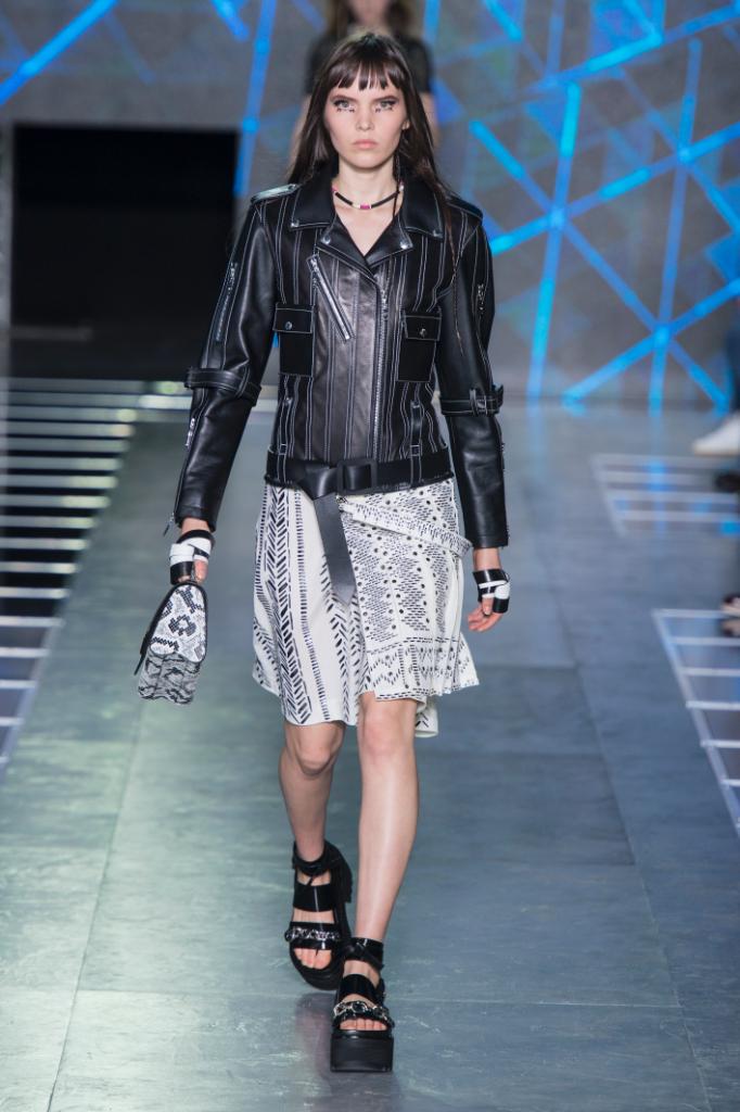 ルイ ヴィトン 16春夏レディース ファッションショーより ランウェイで注目を集めたルック ショーの模様はこちら Twnghesquiere Lvss16 Pfw Louis Vuitton Japan Scoopnest