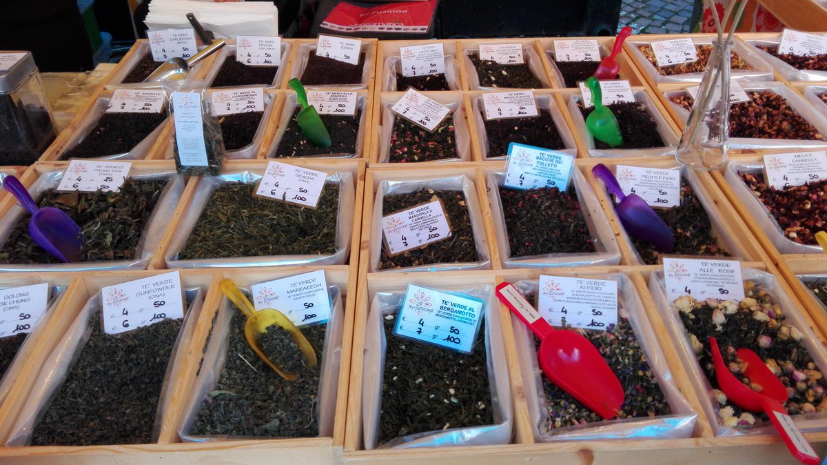SchiappapietraD's tweet photo. Ad #Albaromatica con @TurismoinLanga per via Cavour e piazza Risorgimento. Quante spezie, profumi, aromi. Da vedere! http://t.co/UZ2BWIqpDQ