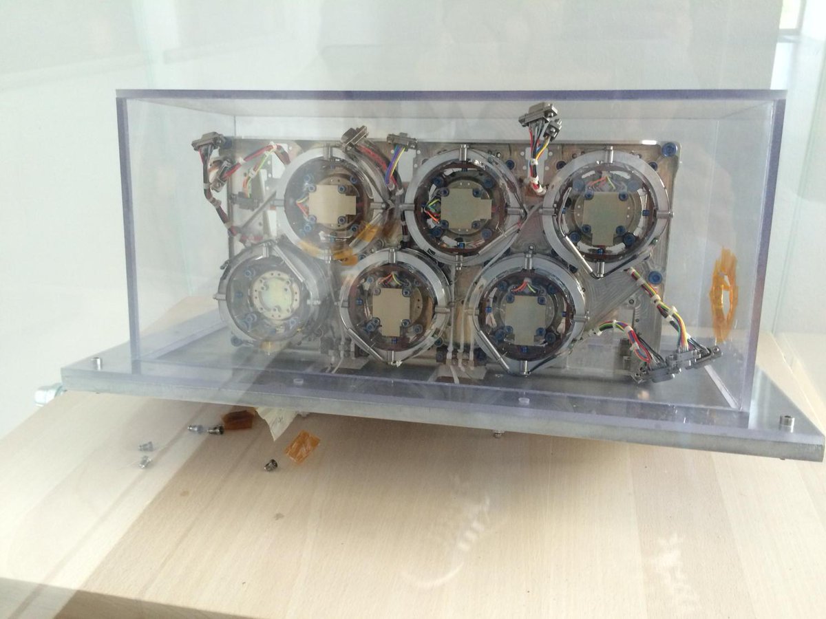 Breizhcomet's tweet photo. Un vrai modèle d'ingénierie construit pendant le développement de SAM venez me voir au @latmos_ipsl #FDS2015 @uvsq http://t.co/p5svAyvcPH