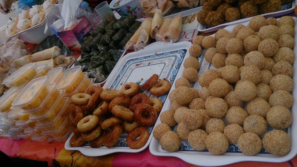 FloGatovore's tweet photo. #Pâtisserie et gâteaux #khmer #pagode #vincennes mes préférés ? Les étoiles ✨ 😘 http://t.co/q8SZcNpQqN