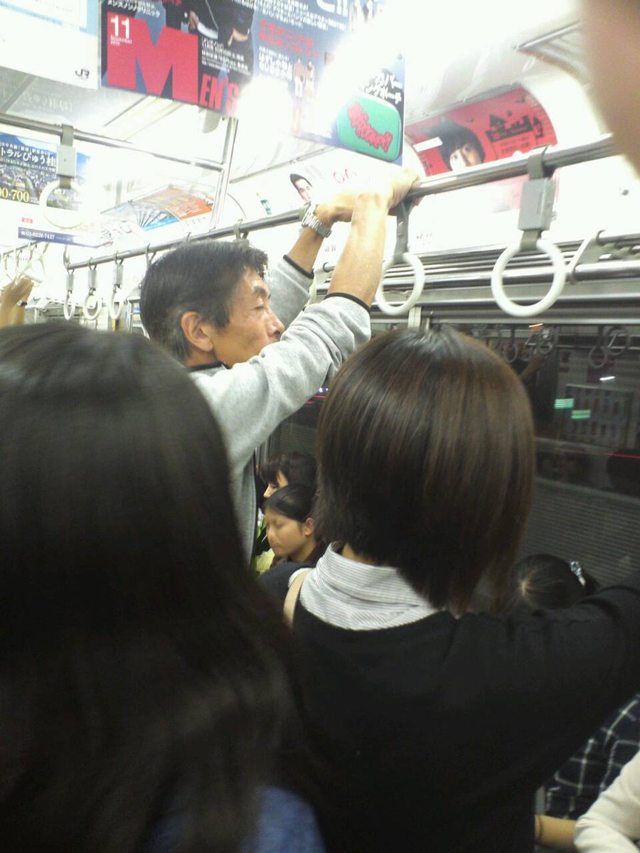 TwilightChimu's tweet image. 迷惑オヤジ現れる！
電車で身体密着させながら(スペース空いていた)無理矢理乗り込み、人の傘壊したくせに謝りもせず大声で誰かと話す迷惑オヤジ！
こいつを見かけたら物壊されるので近づかないように！！
#迷惑　#クズ　#オヤジ　#破壊魔