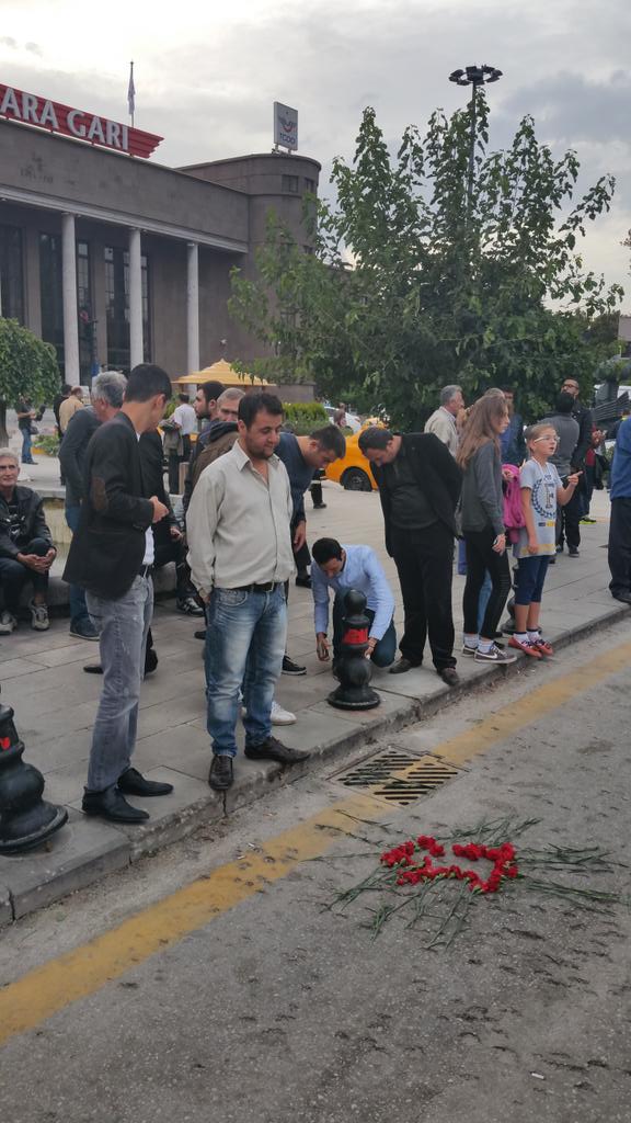 Ankara. Le périmètre de sécurité vient d'être levé. Le site de l'attentat est ouvert au public.