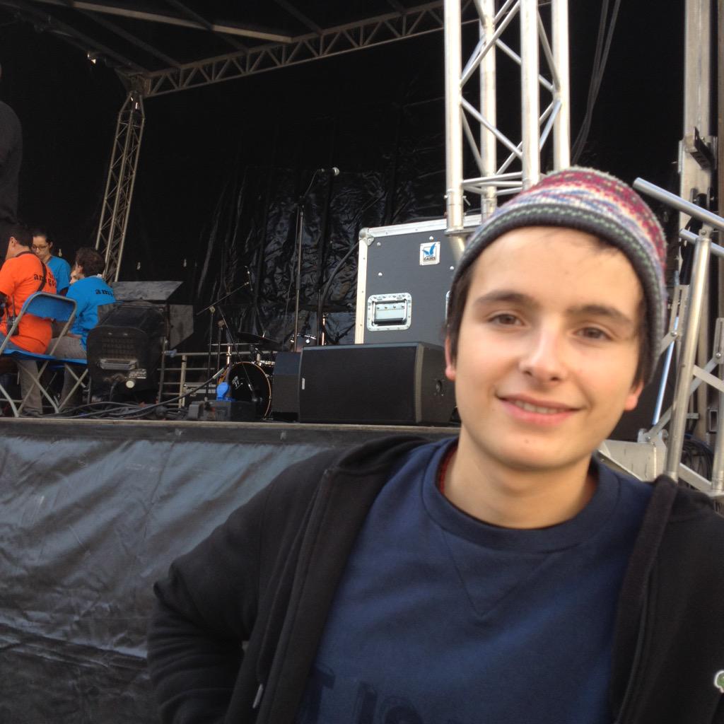 PierDurieux's tweet photo. #FS @lesguetteurs : il y a 5 ans, il venait ici seul avec sa guitare. A 20h, il donne un concert place St Jean ! http://t.co/lc8Kxh3V6N