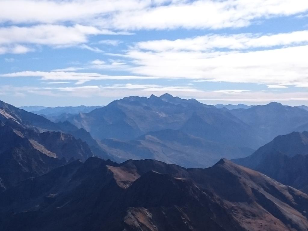Ixaraixons's tweet photo. Bachimala (Pic Schrader) #chistau #louron #sobrarbe #Pirineos #fendotranya 3174 #Treserols #Lardana #Grists # http://t.co/VaAybLdiLR