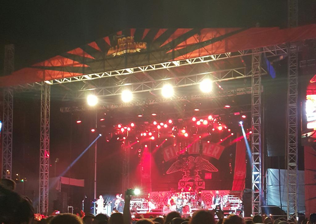 AustinNarciso's tweet photo. #5FDP put on a great show #USA #America #MonsterEnergy #Allegiance #pplpark @RoddyMitts http://t.co/n1NPQ3lKts