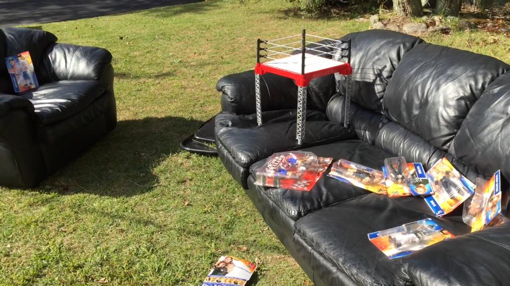 GrimsToyShow's tweet photo. HEEL WIFE completely threw me out of the house ... The living room is on the lawn 😡😡😡 http://t.co/XL5Gfg0UaF