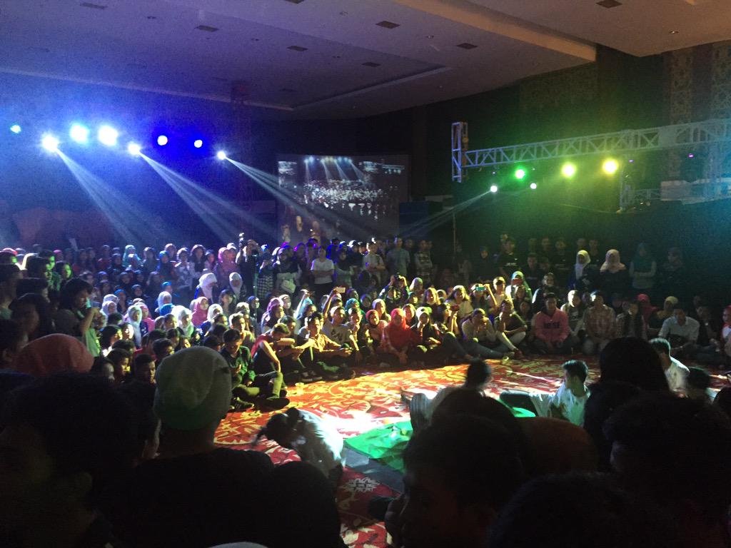 putraandri03's tweet image. B boy #padang tadi di #LOOPKePo sangat menghibur @LOOP_ID @SoLoopPadang #LoopCorner1