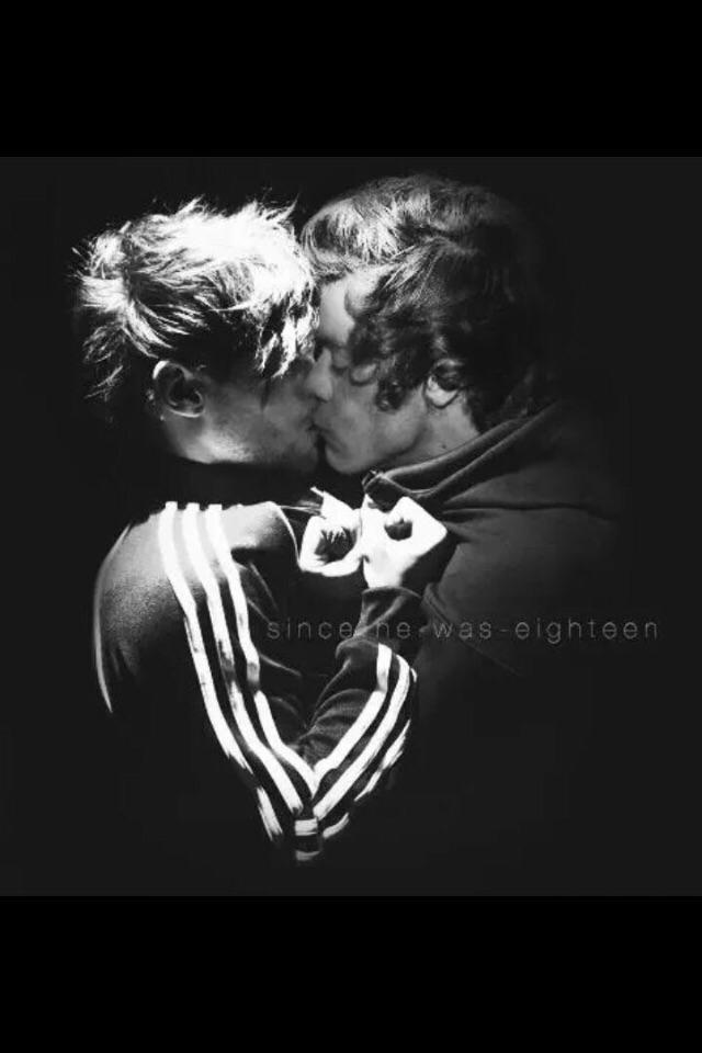 desilove12's tweet photo. #EMABiggestFans1D #Perfect http://t.co/jjCn9feKds