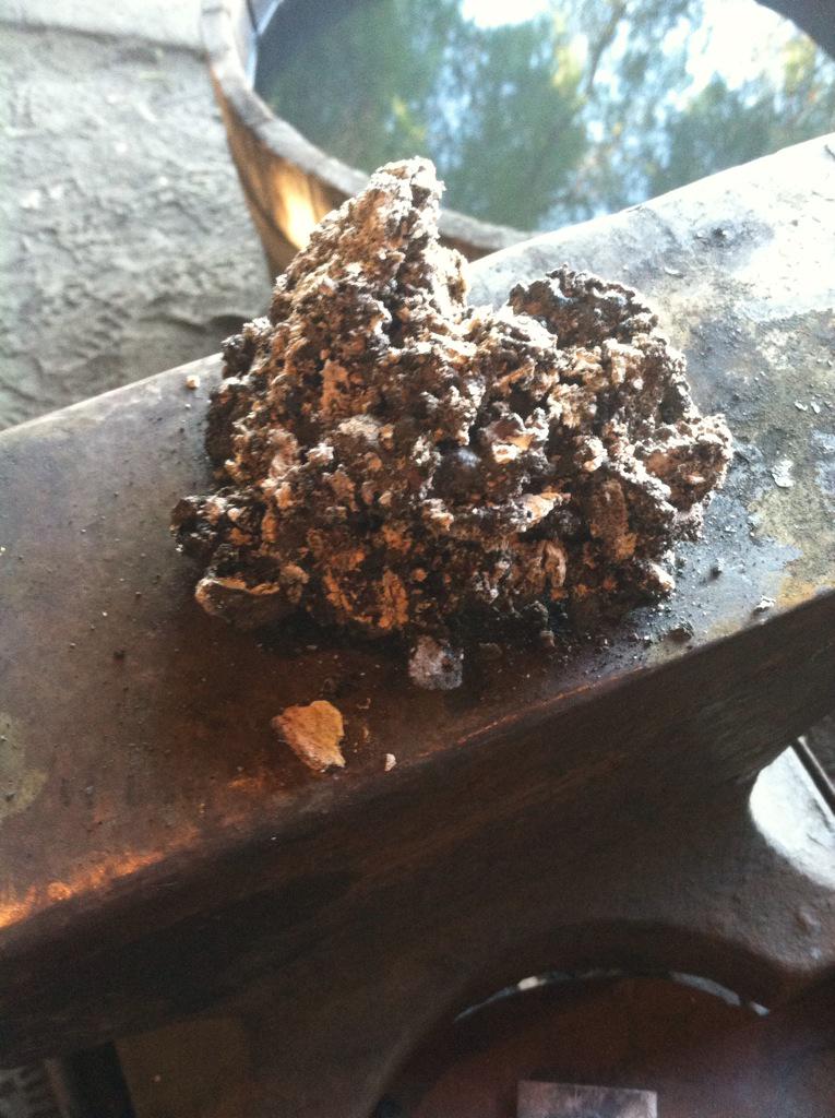 GilTheVlogsmith's tweet photo. By far one of the largest clinkers I have ever laid my eyes upon.
#BlacksmithProblems http://t.co/xfPq9c7hxB