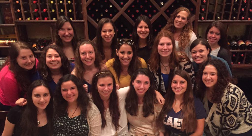 Catching up with alumni at our first Homecoming Alumni Brunch! 🍳💙 #SAEPiLove