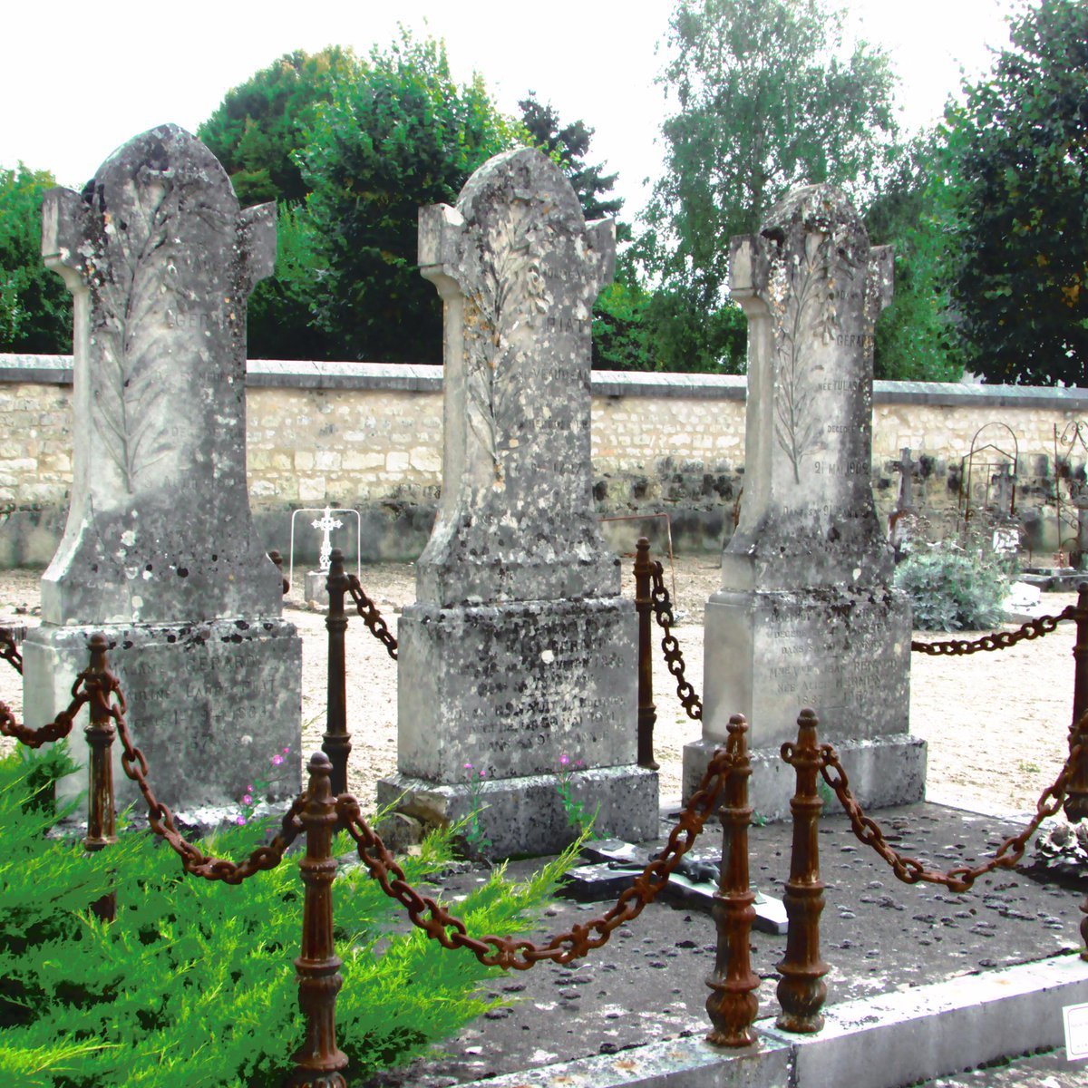 jnfrfarris's tweet photo. I'm with you @cntraveller the cemeteries of the world are stunning. Bourgueil, France.#France #LoireValley #Travel http://t.co/HsGDh1mG3M