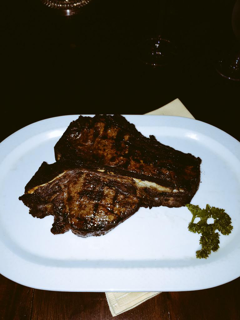1Razzy's tweet photo. The ultimate #porterhouse #champanyinn http://t.co/2mlBerWkgY
