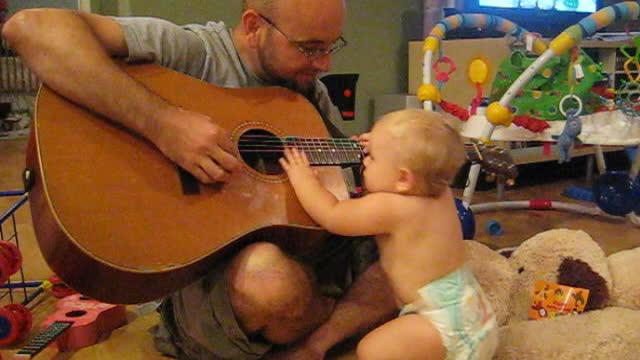 via_break's tweet image. Baby rocks out with dad playing Bon Jovi viabreak.com/baby-rocks-out… #Babies #Kids via @via_break