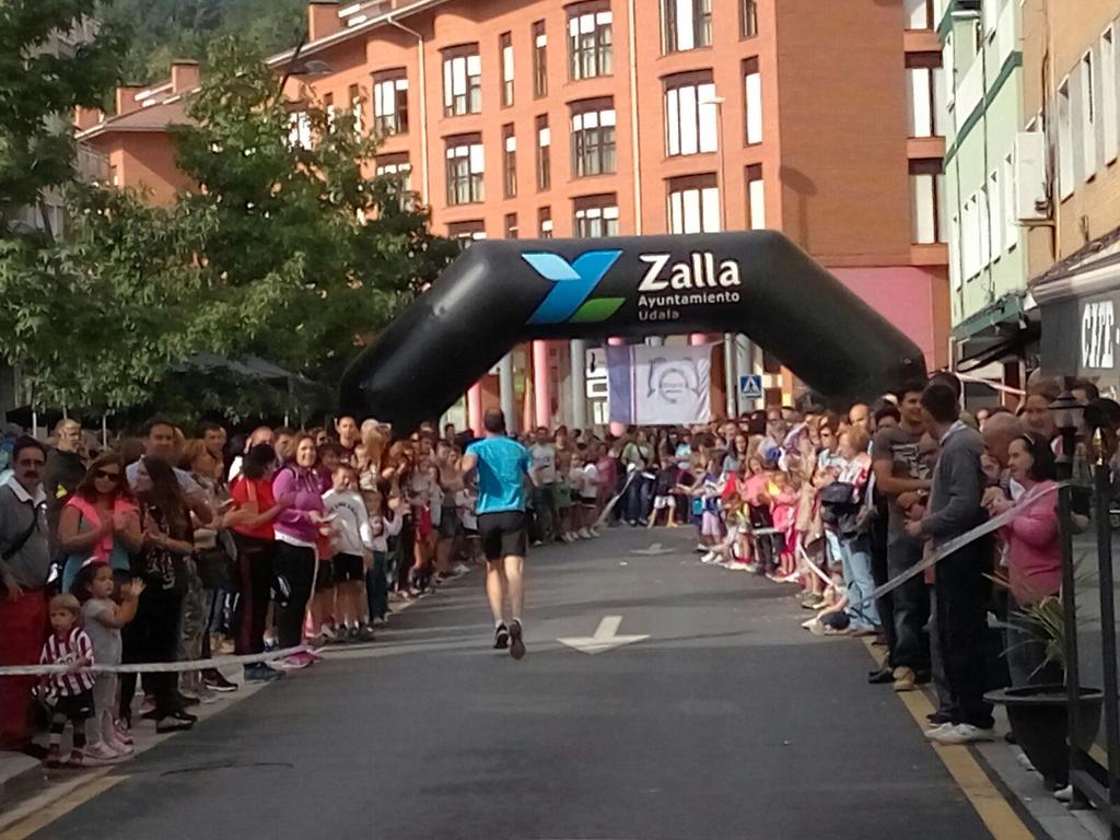 EnkarterriTri's tweet photo. Así estaba la meta de Zalla esta mañana 😲😲😲. De parte de Enkarterri Triatloi: ESKERRIK ASKO #ZHB2015 http://t.co/fALuTjQngo