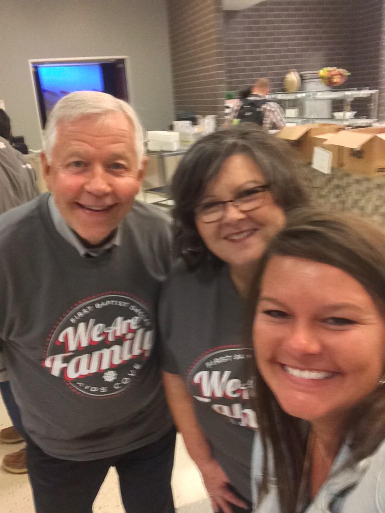 brocksallybeth's tweet photo. Fun day serving lunch! #ExploreFirstDallas! http://t.co/cDEeJsro97