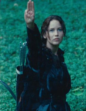 clemzr_'s tweet photo. C'est en regardant Hunger Games que je me rend compte qu'il manque un emoji... http://t.co/cqA8IcCze9