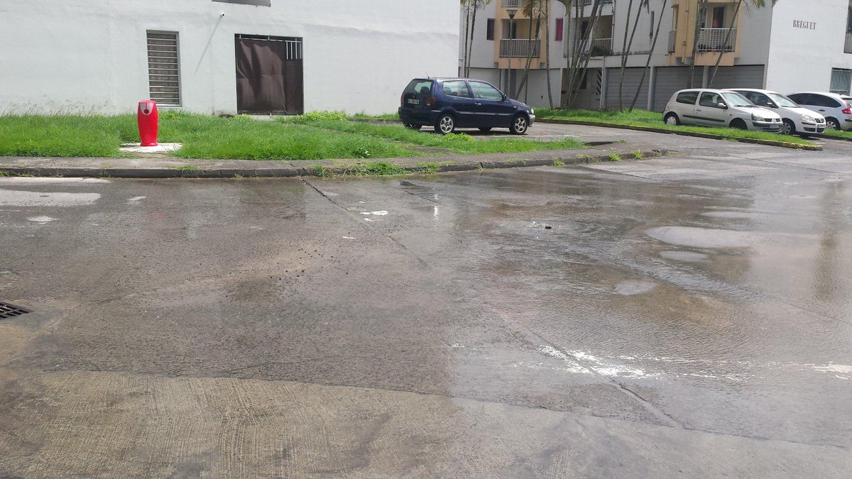 Pom2Merveille's tweet photo. @ODYSSI_972  Depuis vendredi matin, une belle fuite, aucun changement en ce dimanche  #Montgéralde #dloakakoulé http://t.co/HQwQWEKJ99