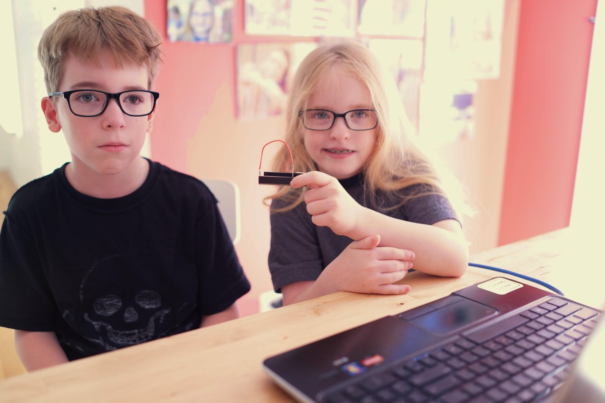 andrewallaway's tweet photo. #kidsLoveCHIPs @nextthingco #alphaCHIP #twinsWithChip http://t.co/luqIwNdAey