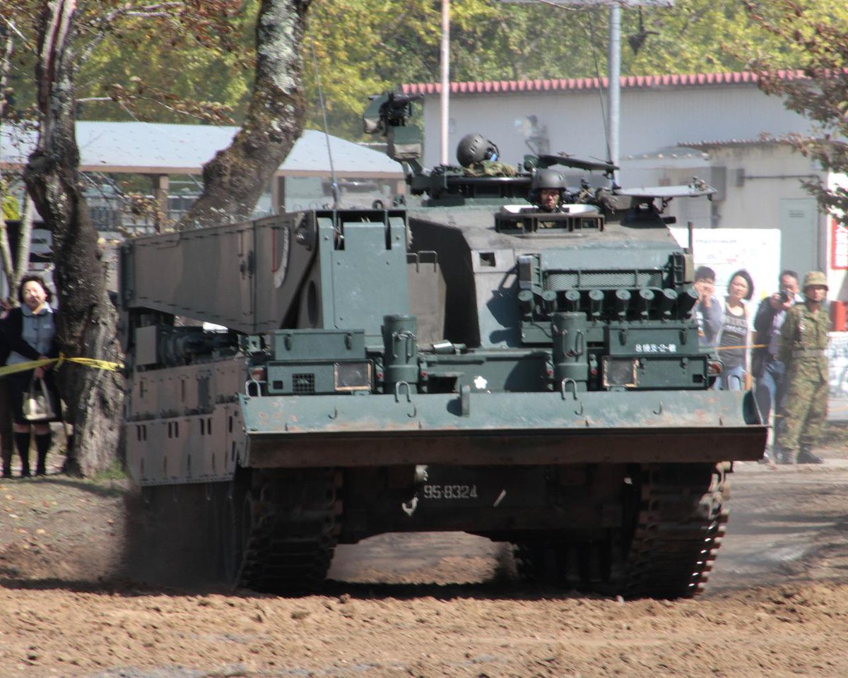 yuugeijinn's tweet image. ドーザープレート付の74式が被弾！戦闘行動不能になるや、11式装軌車回収車が登場。迅速にトゥーバーを装着、その間隊員が89式を構え援護。74式は牽引されて後方へ。 #JGSDF #campkusu #type74 #tank