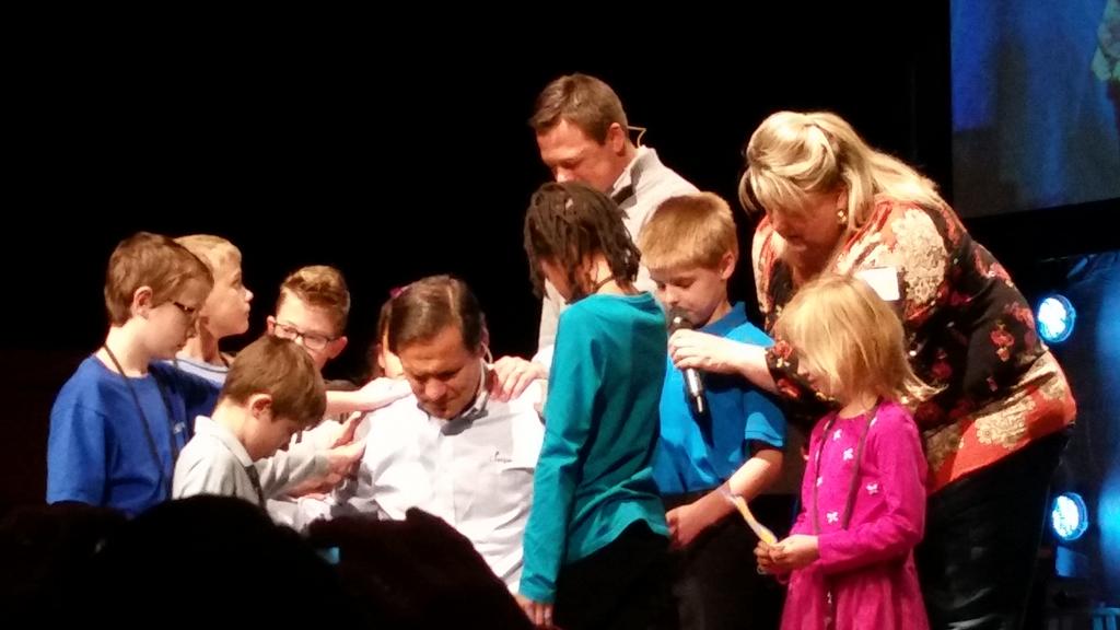 JonathanZepp's tweet image. A great day when my son gets to pray for Jimmy Mellado, Pres of @compassion . 1.7M kids out of poverty-Going for 2M!