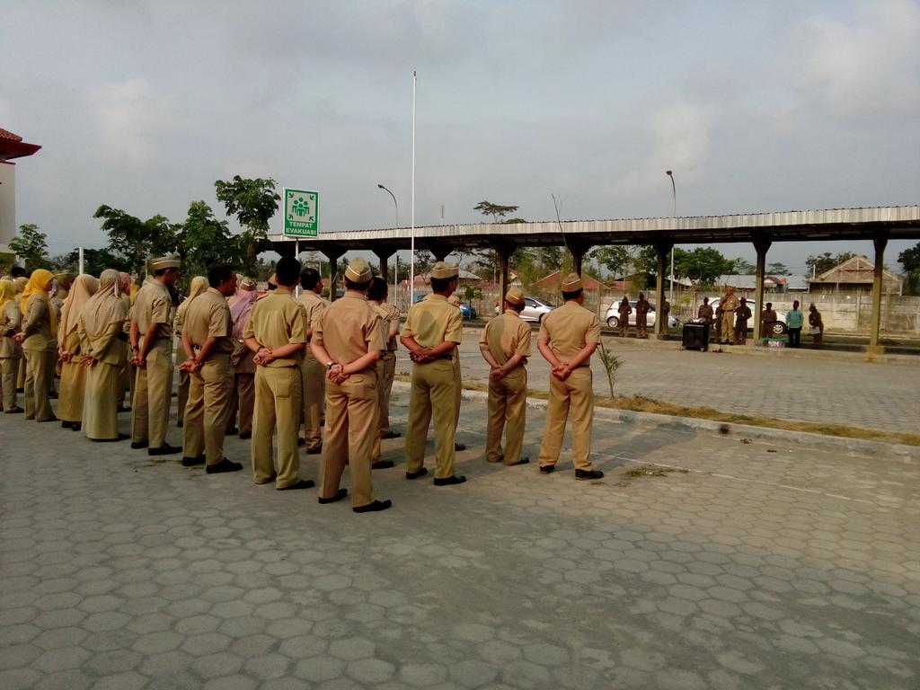 giatsetya's tweet photo. Sidak upacara hari senin RSUD dr.Sudirman .. kehadiran ok... kelengkapan pakaian dinas perlu diperbaiki http://t.co/3JFFAdLKFz