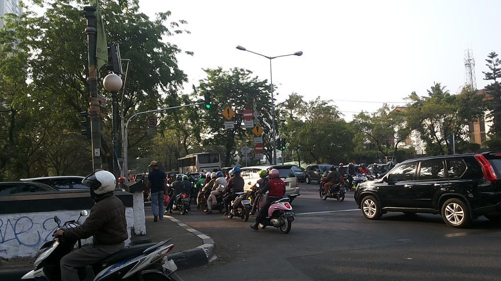 tweetDeny's tweet photo. 07.00 @TMCPoldaMetro Hindari ruas jalan arteri arah kebayoran lama, pondok indah (Jl. Panjang)
Macet tak bergerak. http://t.co/hiq9UCyY2V