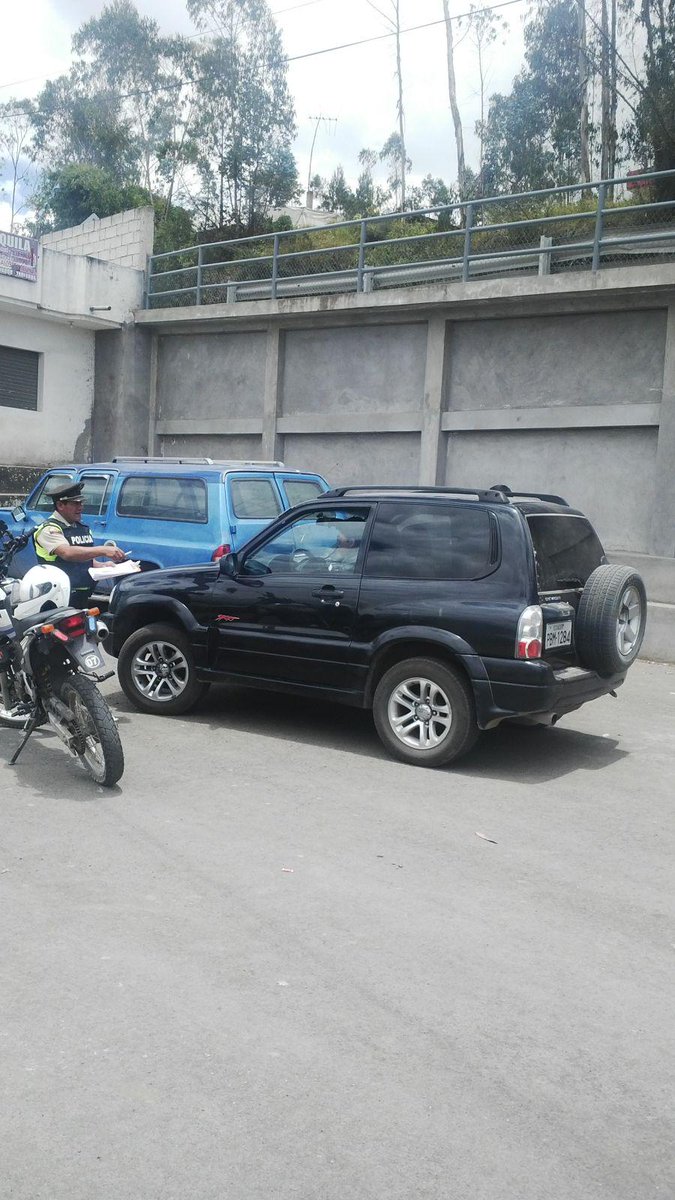 PoliciaEcuador's tweet photo. POR SEGURIDAD. Realizamos operativos de control en el sector Quilimbulo #DistPillaro http://t.co/NlVANiY6EW