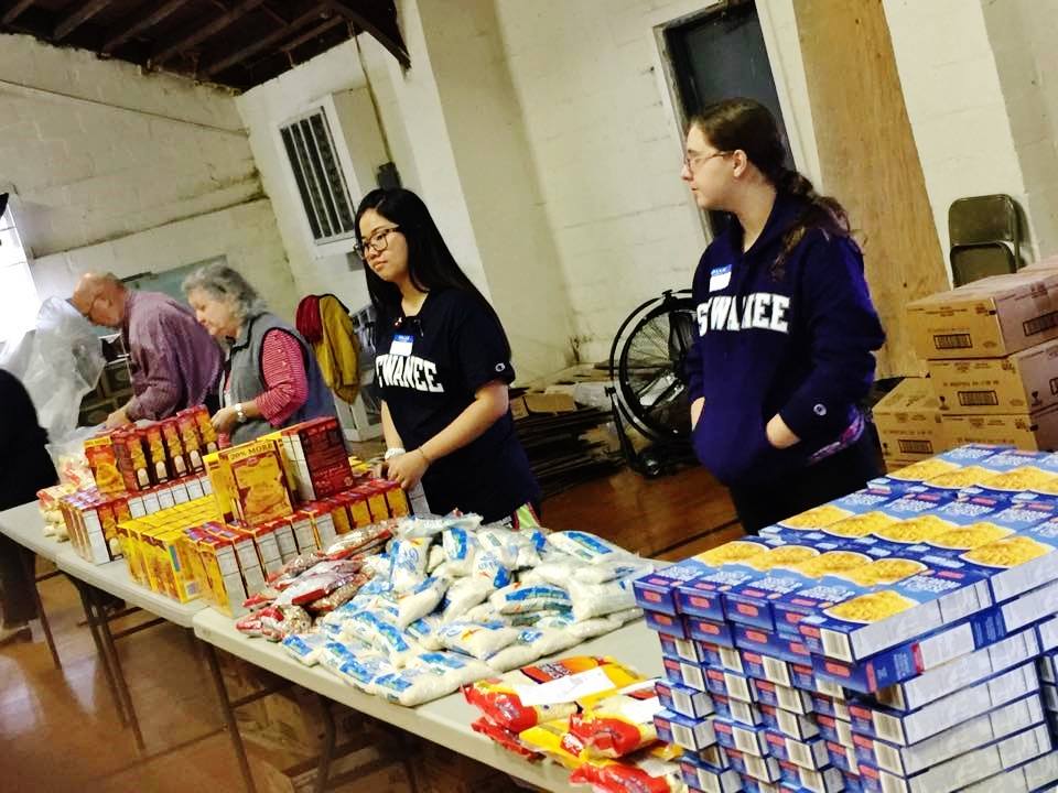 SewaneeMHS's tweet photo. Always a great time volunteering with the food bank http://t.co/HTTRmBpPau