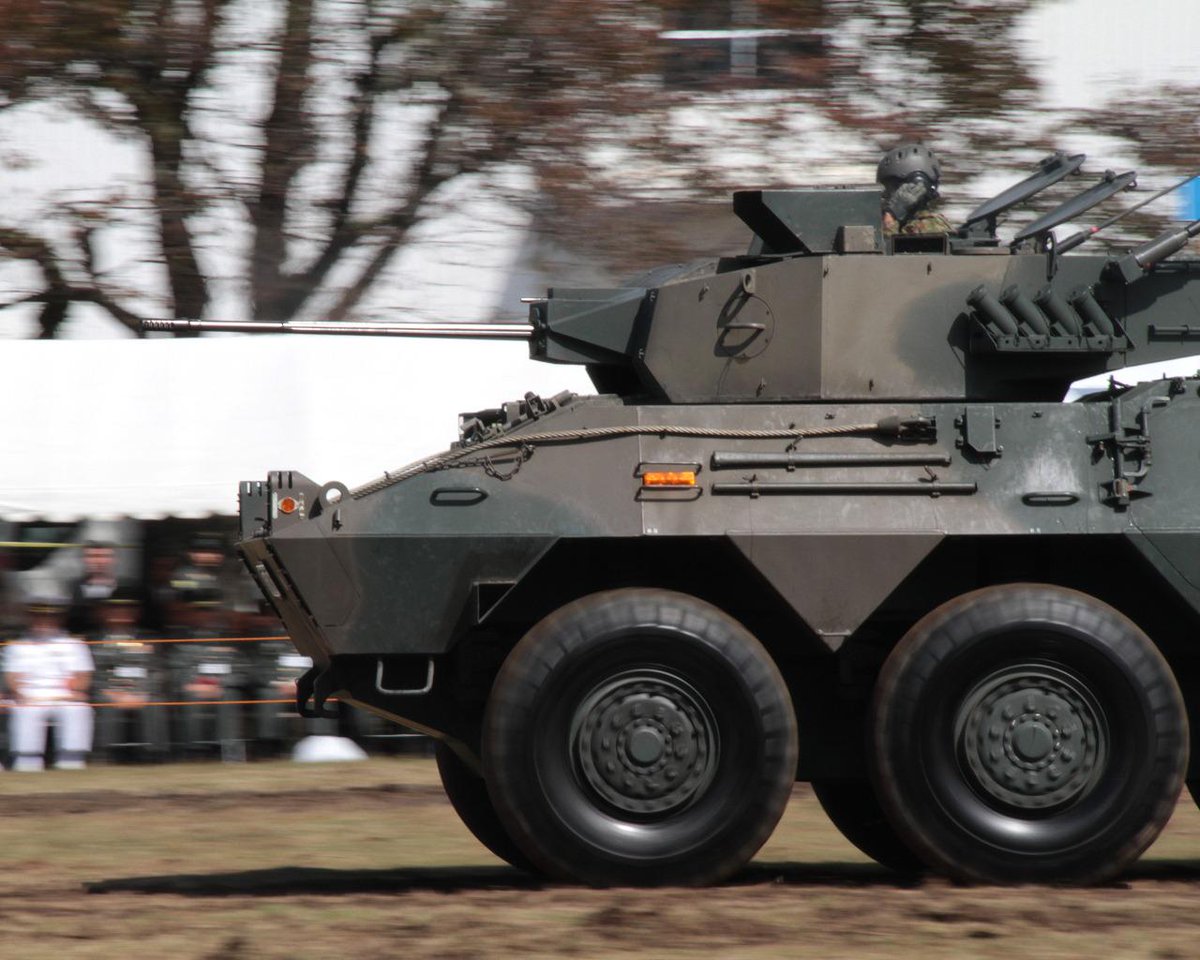 yuugeijinn's tweet image. 駐屯地グラウンド上での模擬戦、偵察バイクが走り、87式偵察警戒車が援護、FH70が自走しつつ自陣後方へ展開する。4戦の74式が轟音を響かせ敵方に照準を合わせつつ入場。 #JGSDF #campkusu #type74 #tank