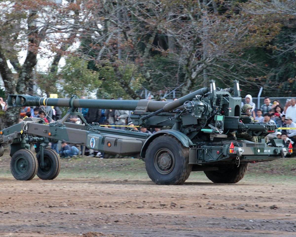 yuugeijinn's tweet image. 駐屯地グラウンド上での模擬戦、偵察バイクが走り、87式偵察警戒車が援護、FH70が自走しつつ自陣後方へ展開する。4戦の74式が轟音を響かせ敵方に照準を合わせつつ入場。 #JGSDF #campkusu #type74 #tank