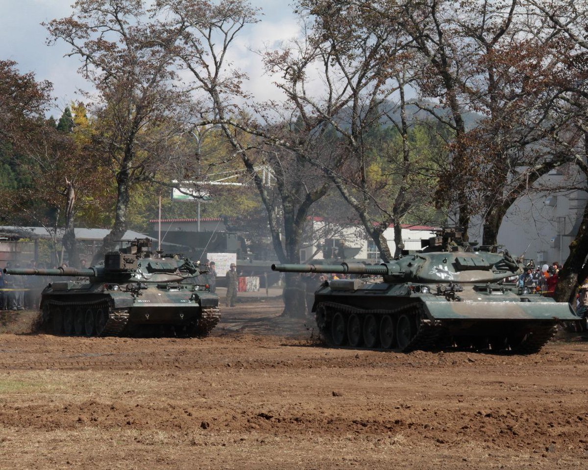 yuugeijinn's tweet image. 駐屯地グラウンド上での模擬戦、偵察バイクが走り、87式偵察警戒車が援護、FH70が自走しつつ自陣後方へ展開する。4戦の74式が轟音を響かせ敵方に照準を合わせつつ入場。 #JGSDF #campkusu #type74 #tank