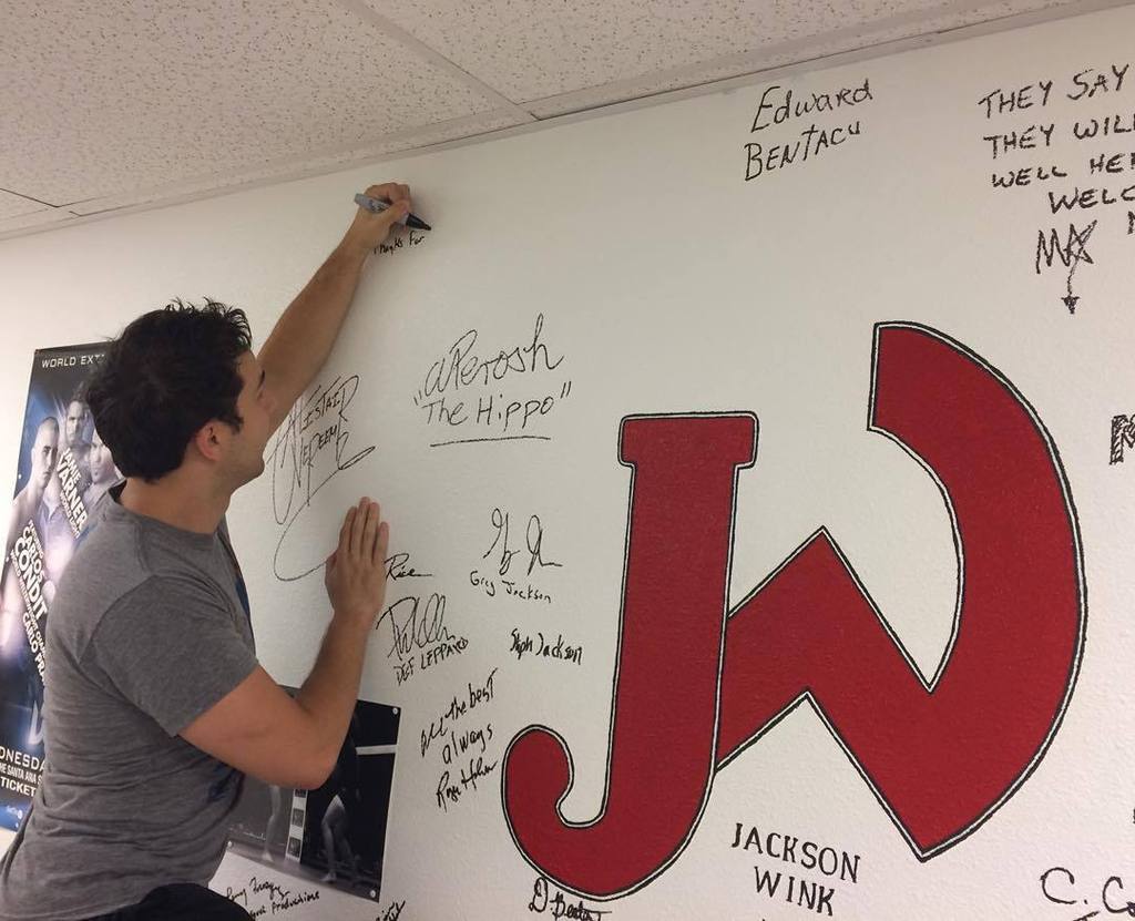Actor Skylar Astin from Pitch Perfect leaving his wark on our Wall of Fame. <a href="/skylarastin/">Skylar Astin</a> ift.tt/1FZBM1l