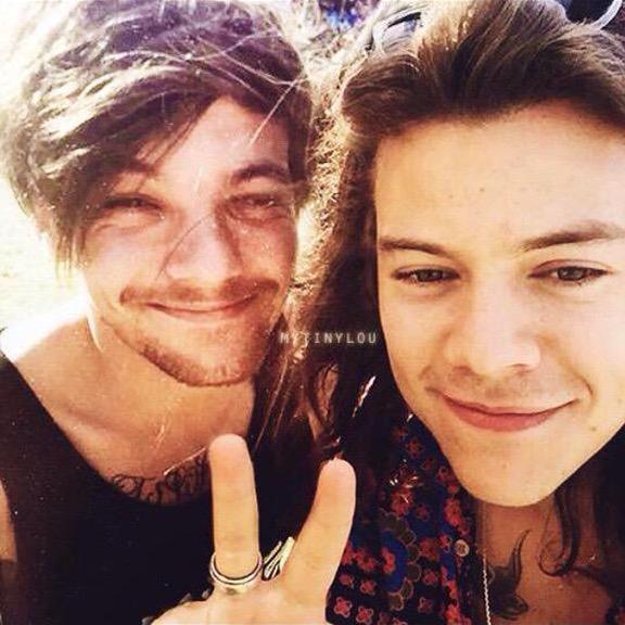morganemma2002's tweet photo. The fact that these are photo shoppedππ© #LouisPostASelfieWithHarry #ModestWeHATEYou #modestwestillbelieveinlarry β€οΈ http://t.co/tHlLLDPPZW