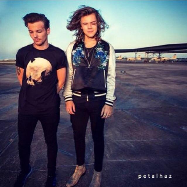 morganemma2002's tweet photo. The fact that these are photo shoppedππ© #LouisPostASelfieWithHarry #ModestWeHATEYou #modestwestillbelieveinlarry β€οΈ http://t.co/tHlLLDPPZW