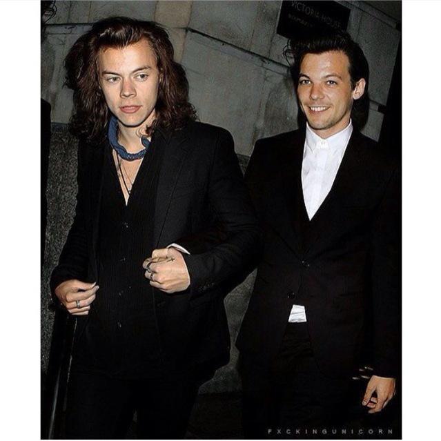 morganemma2002's tweet photo. The fact that these are photo shoppedππ© #LouisPostASelfieWithHarry #ModestWeHATEYou #modestwestillbelieveinlarry β€οΈ http://t.co/tHlLLDPPZW