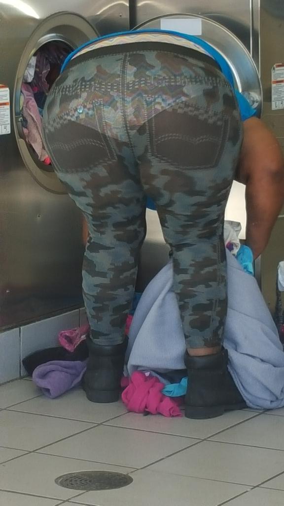 Origamigui's tweet photo. #thispoorchild doesn't even realized that her underwear so showing through her "jeggings" #messy http://t.co/FQw5jHzYYU