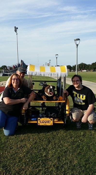 TLULouie's tweet photo. 2015 Homecoming fans Alicia Olson and her crew and Kat Martinez http://t.co/k0oocrgOIL