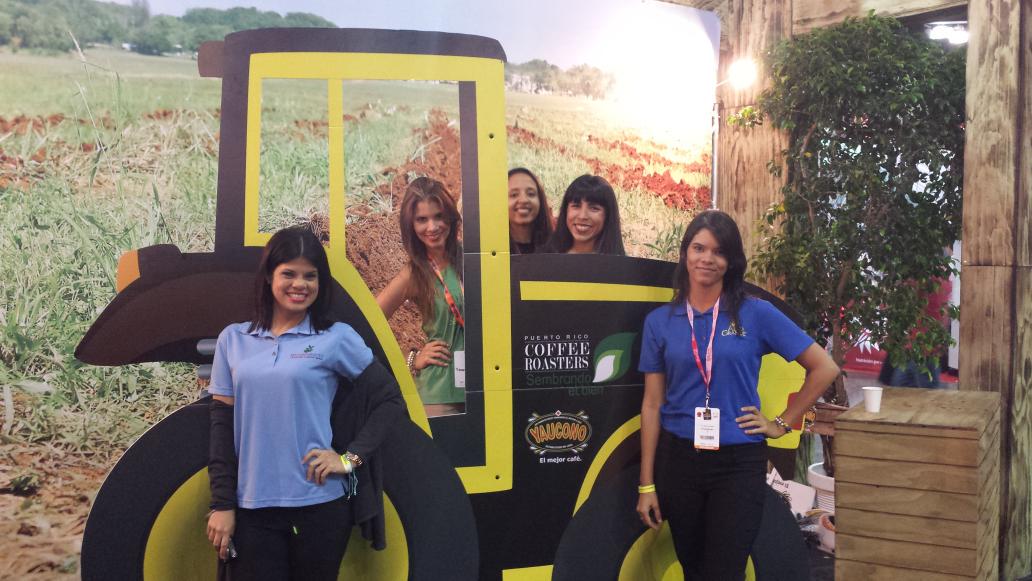 ProfDuchamp's tweet photo. The team at #prcoffeeroasters @ASOREbrs http://t.co/f5JT0hKQ6y