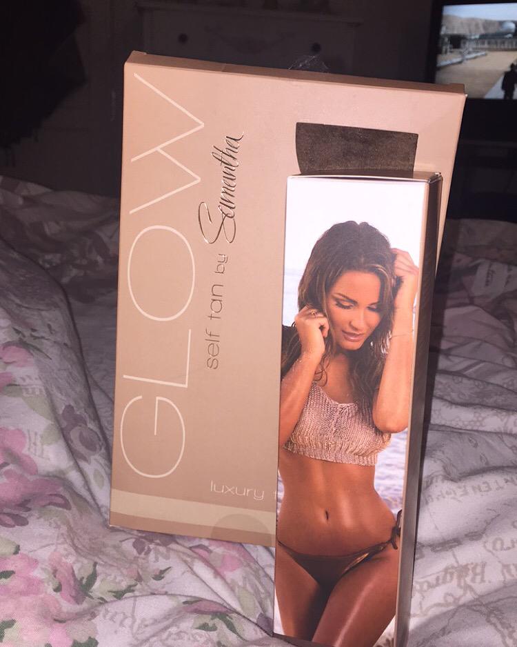 AmyHilton1991's tweet photo. Just hope it makes me look that brown 😍🔥 @SamanthaFaiers http://t.co/by0F5uwOeJ