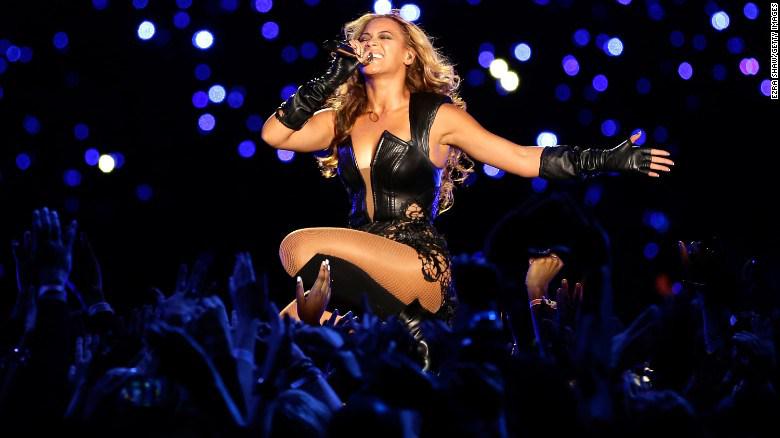 Artchatz's tweet photo. Beyonce’s dad teaching course on becoming a superstar http://t.co/YN9Ujr3HsA http://t.co/4nc4UHKPX4