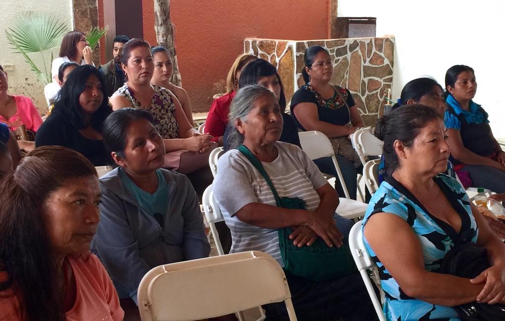 MujerMTBC's tweet photo. Nuestra dirigente estatal de mujeres @AidaBalvagui compartió el tema "Los derechos de la mujer" #MTRosa http://t.co/jjDmZI6yRD