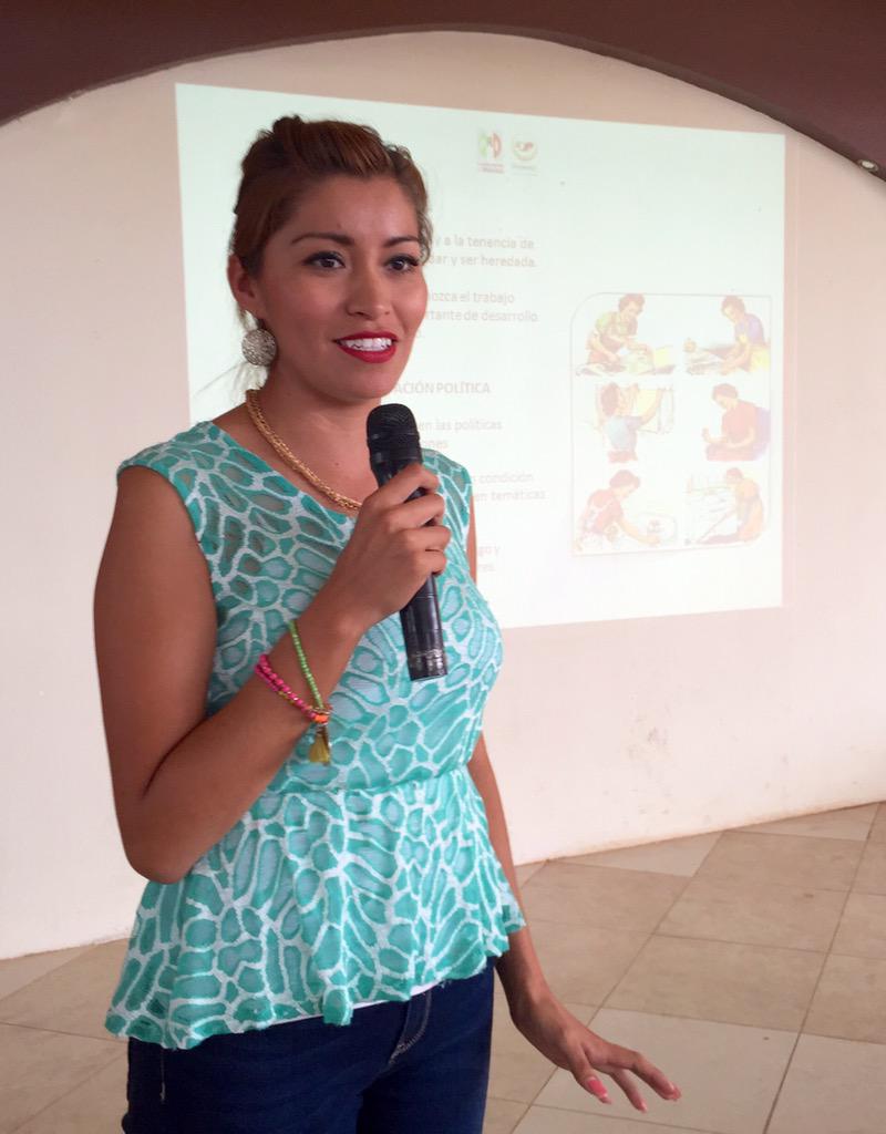 MujerMTBC's tweet photo. Nuestra dirigente estatal de mujeres @AidaBalvagui compartió el tema "Los derechos de la mujer" #MTRosa http://t.co/jjDmZI6yRD