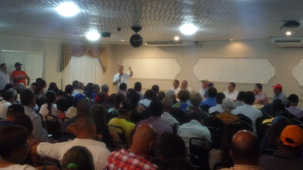 OmarAhumada's tweet photo. En la Chorrera en Reunion con Dirigentes del @PRD_Panama_  con @ivalderrama19 @AyalaDiputado http://t.co/oCkAsXYQZj