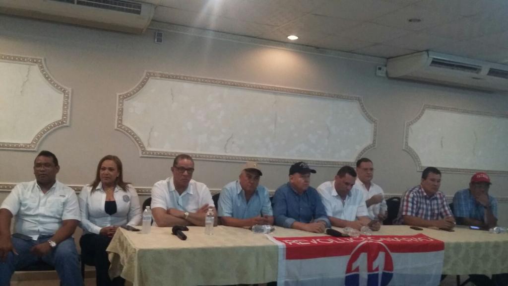 OmarAhumada's tweet photo. En la Chorrera en Reunion con Dirigentes del @PRD_Panama_  con @ivalderrama19 @AyalaDiputado http://t.co/oCkAsXYQZj