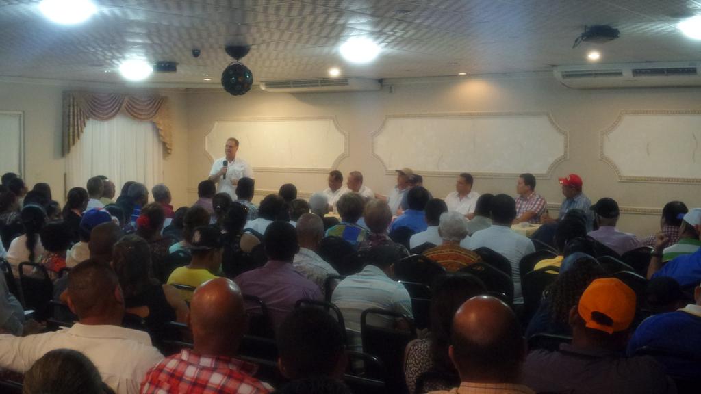 OmarAhumada's tweet photo. En la Chorrera en Reunion con Dirigentes del @PRD_Panama_  con @ivalderrama19 @AyalaDiputado http://t.co/oCkAsXYQZj